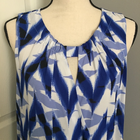 ALFANI Printed V-Keyhole Hi-Lo Sleeveless Blouse - Picture 2 of 7